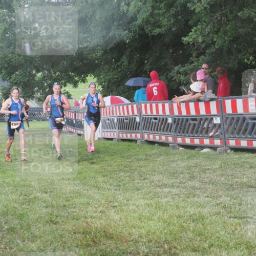 21.06.2025 - 27. Vierlanden-Triathlon KatJ http://msf.ph/oto/8029564 15.06.2025 13:35:27 Ziel 1094, 1095, 1096 meine-sportfotos.de