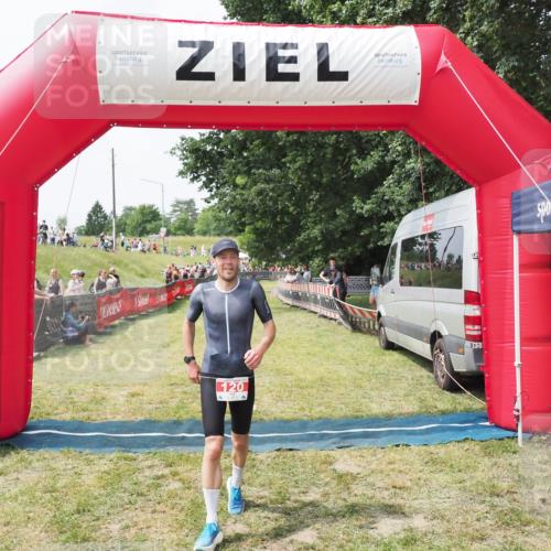 21.06.2025 - 27. Vierlanden-Triathlon MichiJ http://msf.ph/oto/8029567 15.06.2026 12:21:14 Ziel 78, 120 meine-sportfotos.de