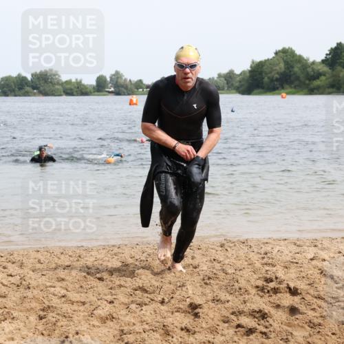 15.06.2025 - 27. Vierlanden-Triathlon Lena Gebhardt http://msf.ph/oto/8029569 15.06.2025 11:05:44 Schwimmen 779, 837, 854 meine-sportfotos.de
