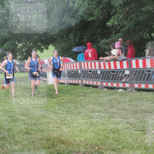 21.06.2025 - 27. Vierlanden-Triathlon KatJ http://msf.ph/oto/8029573 15.06.2025 13:35:27 Ziel 1094, 1095, 1096 meine-sportfotos.de