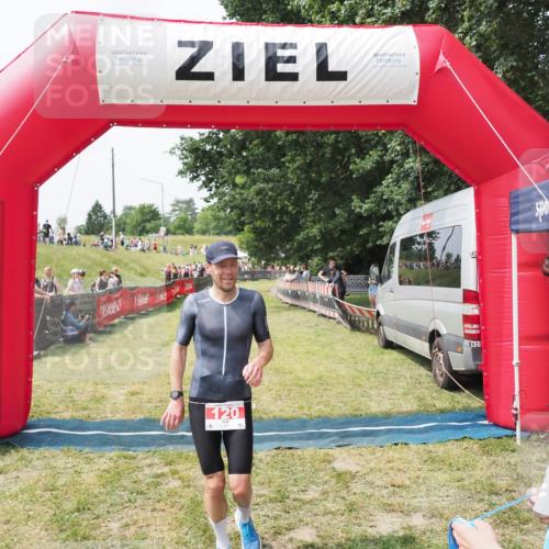 21.06.2025 - 27. Vierlanden-Triathlon MichiJ http://msf.ph/oto/8029574 15.06.2026 12:21:15 Ziel 78, 120 meine-sportfotos.de
