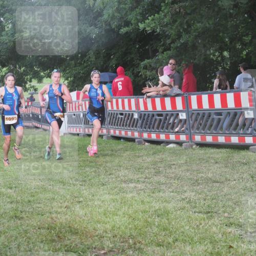 21.06.2025 - 27. Vierlanden-Triathlon KatJ http://msf.ph/oto/8029578 15.06.2025 13:35:28 Ziel 1094, 1095, 1096 meine-sportfotos.de