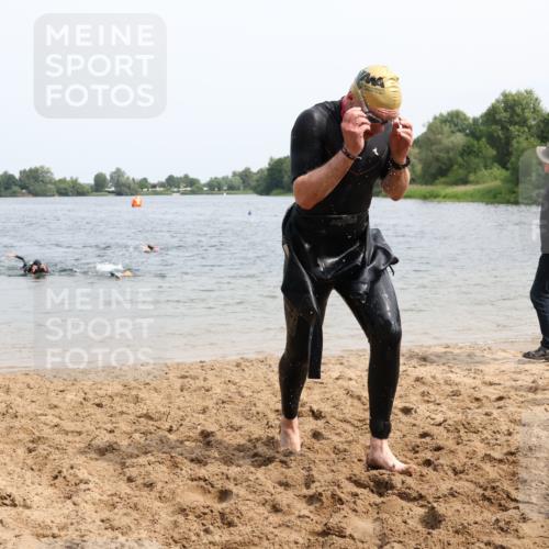 15.06.2025 - 27. Vierlanden-Triathlon Lena Gebhardt http://msf.ph/oto/8029579 15.06.2025 11:05:45 Schwimmen 779, 837, 854 meine-sportfotos.de