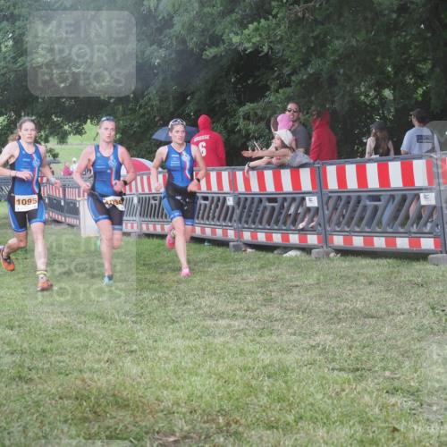 21.06.2025 - 27. Vierlanden-Triathlon KatJ http://msf.ph/oto/8029585 15.06.2025 13:35:28 Ziel 1094, 1095, 1096 meine-sportfotos.de