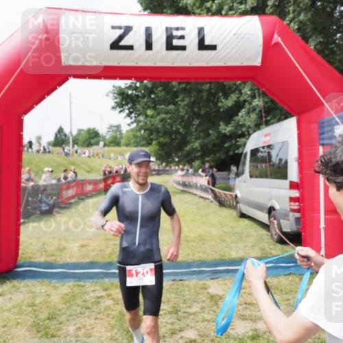 21.06.2025 - 27. Vierlanden-Triathlon MichiJ http://msf.ph/oto/8029588 15.06.2026 12:21:15 Ziel 78, 120 meine-sportfotos.de