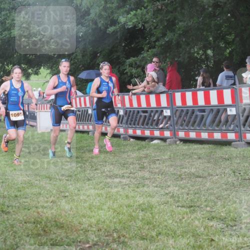 21.06.2025 - 27. Vierlanden-Triathlon KatJ http://msf.ph/oto/8029592 15.06.2025 13:35:28 Ziel 1094, 1095, 1096 meine-sportfotos.de