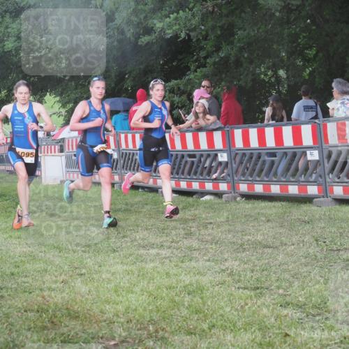 21.06.2025 - 27. Vierlanden-Triathlon KatJ http://msf.ph/oto/8029597 15.06.2025 13:35:28 Ziel 1094, 1095, 1096 meine-sportfotos.de