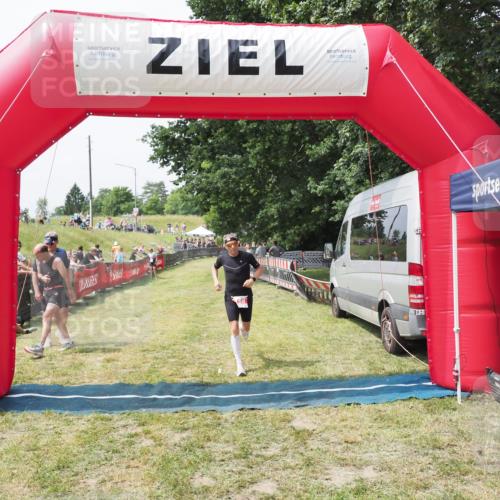 21.06.2025 - 27. Vierlanden-Triathlon MichiJ http://msf.ph/oto/8029599 15.06.2026 12:23:23 Ziel 168 meine-sportfotos.de