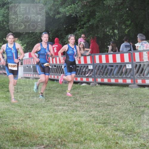 21.06.2025 - 27. Vierlanden-Triathlon KatJ http://msf.ph/oto/8029602 15.06.2025 13:35:28 Ziel 1094, 1095, 1096 meine-sportfotos.de