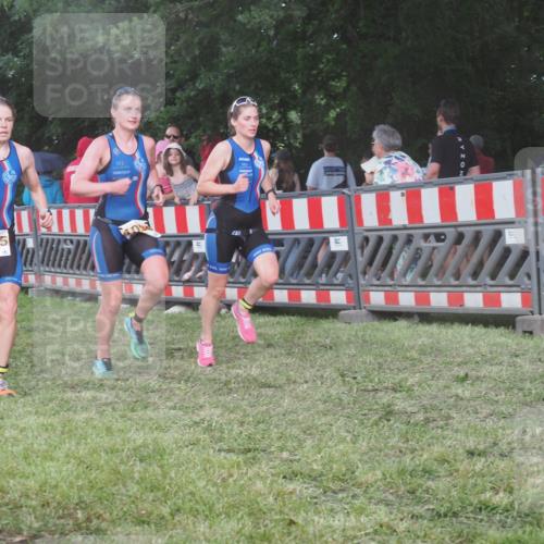 21.06.2025 - 27. Vierlanden-Triathlon KatJ http://msf.ph/oto/8029607 15.06.2025 13:35:28 Ziel 1094, 1095, 1096 meine-sportfotos.de
