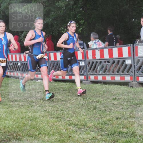 21.06.2025 - 27. Vierlanden-Triathlon KatJ http://msf.ph/oto/8029612 15.06.2025 13:35:29 Ziel 1094, 1095, 1096 meine-sportfotos.de