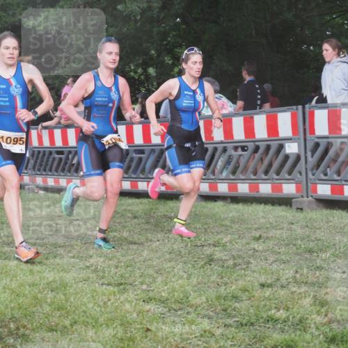 21.06.2025 - 27. Vierlanden-Triathlon KatJ http://msf.ph/oto/8029614 15.06.2025 13:35:29 Ziel 1094, 1095, 1096 meine-sportfotos.de