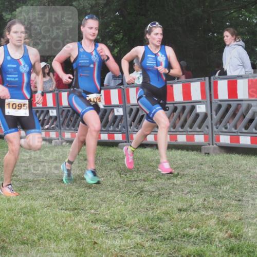 21.06.2025 - 27. Vierlanden-Triathlon KatJ http://msf.ph/oto/8029619 15.06.2025 13:35:29 Ziel 1094, 1095, 1096 meine-sportfotos.de
