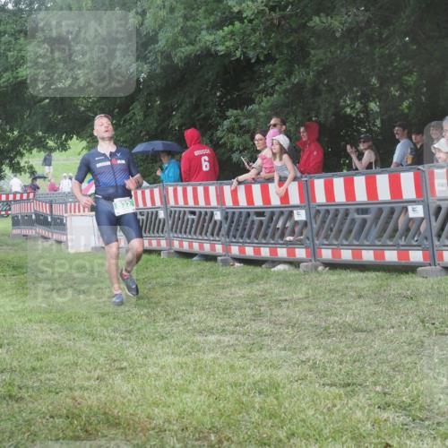 21.06.2025 - 27. Vierlanden-Triathlon KatJ http://msf.ph/oto/8029623 15.06.2025 13:35:41 Ziel 832 meine-sportfotos.de