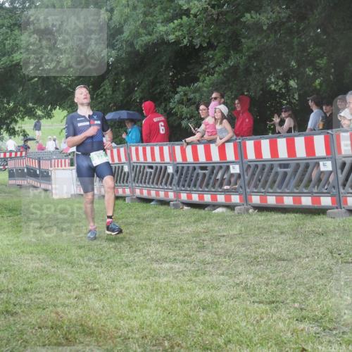 21.06.2025 - 27. Vierlanden-Triathlon KatJ http://msf.ph/oto/8029626 15.06.2025 13:35:41 Ziel 832 meine-sportfotos.de