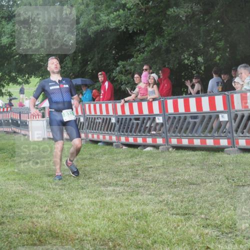 21.06.2025 - 27. Vierlanden-Triathlon KatJ http://msf.ph/oto/8029630 15.06.2025 13:35:42 Ziel 832 meine-sportfotos.de