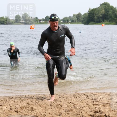 15.06.2025 - 27. Vierlanden-Triathlon Lena Gebhardt http://msf.ph/oto/8029638 15.06.2025 11:05:54 Schwimmen 670, 779, 817, 819, 837 meine-sportfotos.de