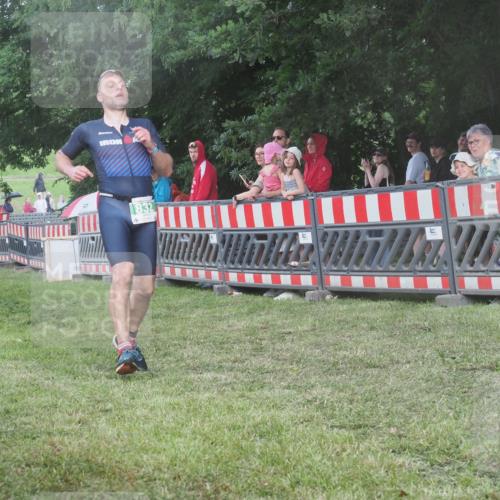 21.06.2025 - 27. Vierlanden-Triathlon KatJ http://msf.ph/oto/8029640 15.06.2025 13:35:43 Ziel 832 meine-sportfotos.de
