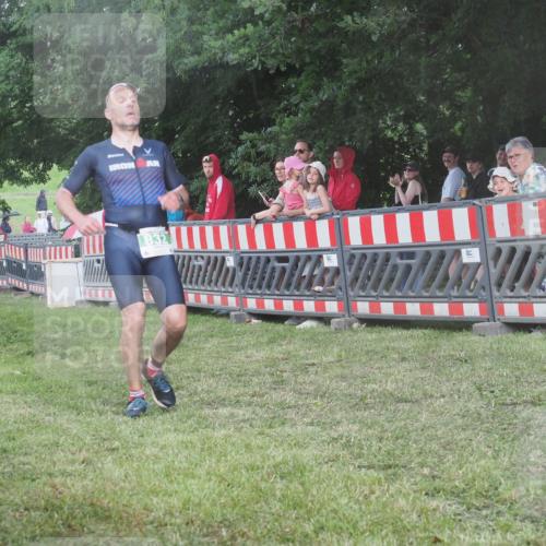 21.06.2025 - 27. Vierlanden-Triathlon KatJ http://msf.ph/oto/8029645 15.06.2025 13:35:43 Ziel 832 meine-sportfotos.de