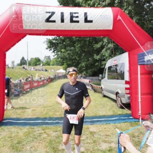 21.06.2025 - 27. Vierlanden-Triathlon MichiJ http://msf.ph/oto/8029648 15.06.2026 12:23:24 Ziel 168 meine-sportfotos.de