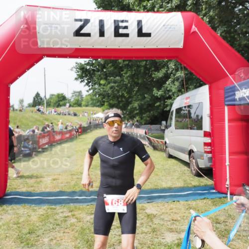 21.06.2025 - 27. Vierlanden-Triathlon MichiJ http://msf.ph/oto/8029653 15.06.2026 12:23:24 Ziel 168 meine-sportfotos.de