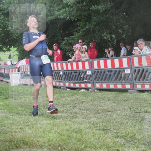 21.06.2025 - 27. Vierlanden-Triathlon KatJ http://msf.ph/oto/8029657 15.06.2025 13:35:43 Ziel 832 meine-sportfotos.de