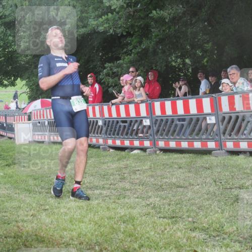 21.06.2025 - 27. Vierlanden-Triathlon KatJ http://msf.ph/oto/8029662 15.06.2025 13:35:43 Ziel 832 meine-sportfotos.de