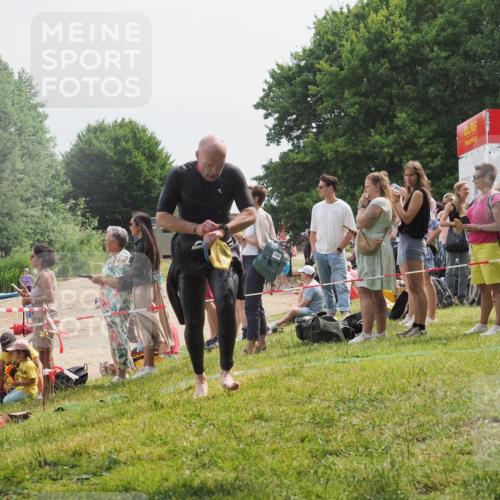 15.06.2025 - 27. Vierlanden-Triathlon KatJ http://msf.ph/oto/8029664 15.06.2025 11:05:50 Schwimmen 837, 854 meine-sportfotos.de