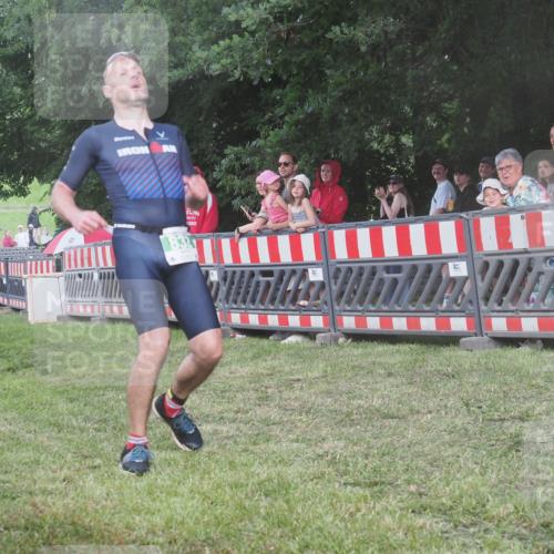21.06.2025 - 27. Vierlanden-Triathlon KatJ http://msf.ph/oto/8029666 15.06.2025 13:35:43 Ziel 832 meine-sportfotos.de