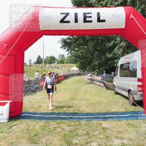 21.06.2025 - 27. Vierlanden-Triathlon MichiJ http://msf.ph/oto/8029667 15.06.2026 12:24:04 Ziel  meine-sportfotos.de