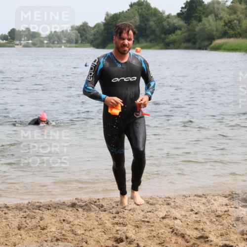 15.06.2025 - 27. Vierlanden-Triathlon Lena Gebhardt http://msf.ph/oto/8029668 15.06.2025 11:05:56 Schwimmen 670, 779, 817, 819, 837 meine-sportfotos.de