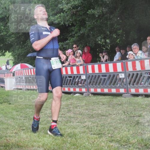 21.06.2025 - 27. Vierlanden-Triathlon KatJ http://msf.ph/oto/8029679 15.06.2025 13:35:44 Ziel 832 meine-sportfotos.de