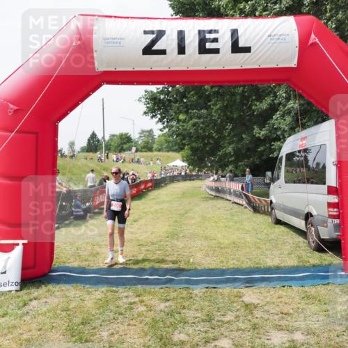 21.06.2025 - 27. Vierlanden-Triathlon MichiJ http://msf.ph/oto/8029685 15.06.2026 12:24:05 Ziel  meine-sportfotos.de