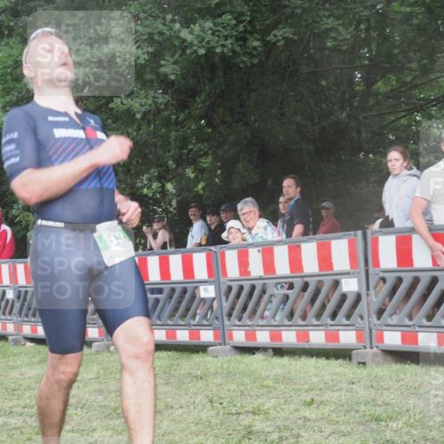 21.06.2025 - 27. Vierlanden-Triathlon KatJ http://msf.ph/oto/8029689 15.06.2025 13:35:45 Ziel 832 meine-sportfotos.de
