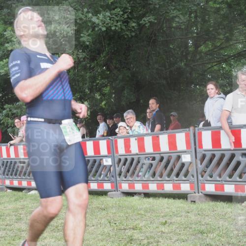 21.06.2025 - 27. Vierlanden-Triathlon KatJ http://msf.ph/oto/8029694 15.06.2025 13:35:45 Ziel 832 meine-sportfotos.de