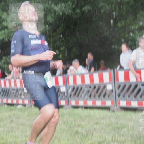 21.06.2025 - 27. Vierlanden-Triathlon KatJ http://msf.ph/oto/8029697 15.06.2025 13:35:45 Ziel 832 meine-sportfotos.de