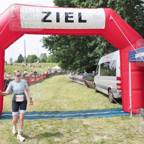 21.06.2025 - 27. Vierlanden-Triathlon MichiJ http://msf.ph/oto/8029704 15.06.2026 12:24:07 Ziel  meine-sportfotos.de