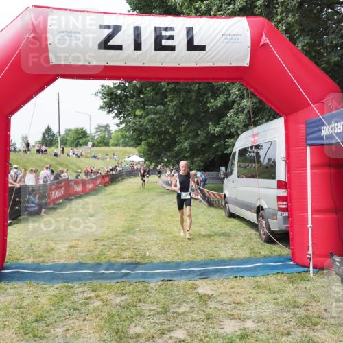 21.06.2025 - 27. Vierlanden-Triathlon MichiJ http://msf.ph/oto/8029716 15.06.2026 12:24:47 Ziel 866 meine-sportfotos.de
