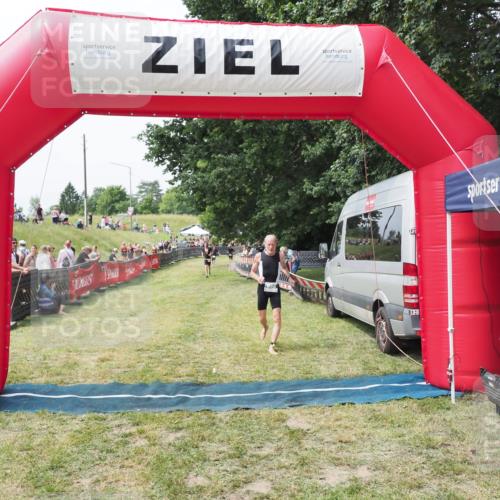 21.06.2025 - 27. Vierlanden-Triathlon MichiJ http://msf.ph/oto/8029720 15.06.2026 12:24:47 Ziel 866 meine-sportfotos.de
