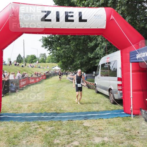 21.06.2025 - 27. Vierlanden-Triathlon MichiJ http://msf.ph/oto/8029724 15.06.2026 12:24:47 Ziel 866 meine-sportfotos.de