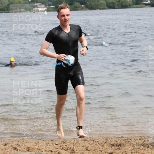 15.06.2025 - 27. Vierlanden-Triathlon Lena Gebhardt http://msf.ph/oto/8029731 15.06.2025 11:06:01 Schwimmen 670, 779, 817, 819, 855 meine-sportfotos.de