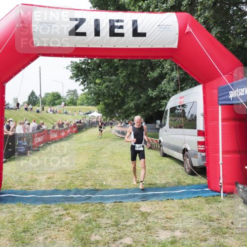 21.06.2025 - 27. Vierlanden-Triathlon MichiJ http://msf.ph/oto/8029732 15.06.2026 12:24:47 Ziel 866 meine-sportfotos.de