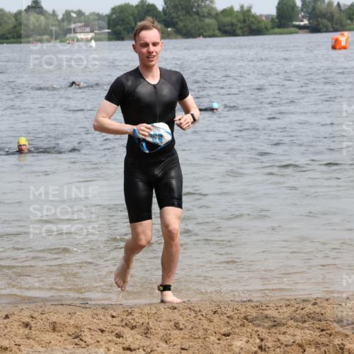 15.06.2025 - 27. Vierlanden-Triathlon Lena Gebhardt http://msf.ph/oto/8029739 15.06.2025 11:06:01 Schwimmen 670, 779, 817, 819, 855 meine-sportfotos.de