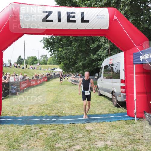 21.06.2025 - 27. Vierlanden-Triathlon MichiJ http://msf.ph/oto/8029741 15.06.2026 12:24:48 Ziel 866 meine-sportfotos.de