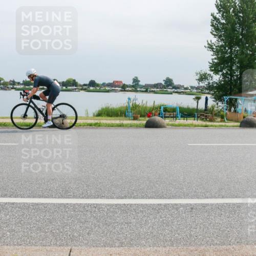 15.06.2025 - 27. Vierlanden-Triathlon H.Heesch http://msf.ph/oto/8029745 15.06.2025 11:29:32 Radfahren 218, 695, 878, 880 meine-sportfotos.de
