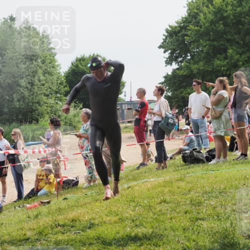 15.06.2025 - 27. Vierlanden-Triathlon KatJ http://msf.ph/oto/8029747 15.06.2025 11:05:58 Schwimmen 779, 819, 837 meine-sportfotos.de