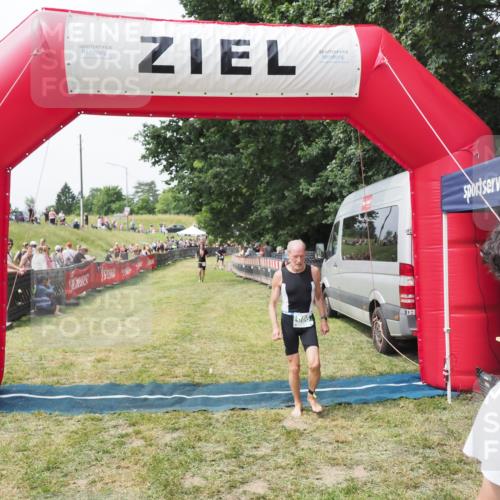 21.06.2025 - 27. Vierlanden-Triathlon MichiJ http://msf.ph/oto/8029748 15.06.2026 12:24:48 Ziel 866 meine-sportfotos.de