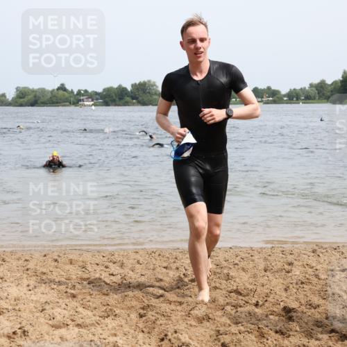 15.06.2025 - 27. Vierlanden-Triathlon Lena Gebhardt http://msf.ph/oto/8029760 15.06.2025 11:06:03 Schwimmen 670, 779, 817, 819, 855 meine-sportfotos.de