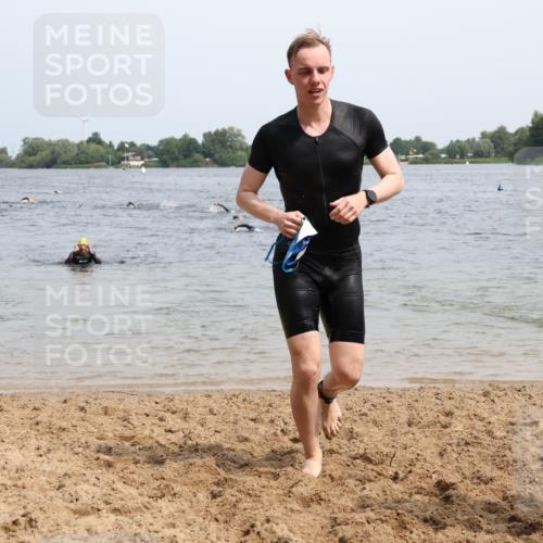 15.06.2025 - 27. Vierlanden-Triathlon Lena Gebhardt http://msf.ph/oto/8029763 15.06.2025 11:06:03 Schwimmen 670, 779, 817, 819, 855 meine-sportfotos.de