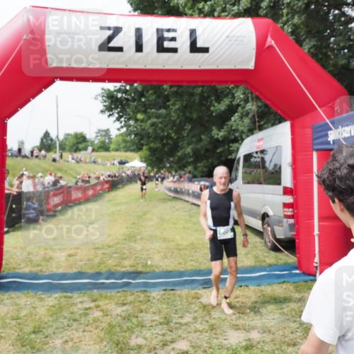 21.06.2025 - 27. Vierlanden-Triathlon MichiJ http://msf.ph/oto/8029768 15.06.2026 12:24:48 Ziel 866 meine-sportfotos.de